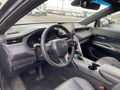 Used 2022 Toyota Venza XLE image 9