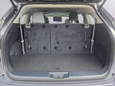 Used 2022 Toyota Highlander XLE AWD/4WD image 31