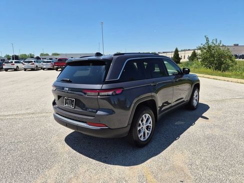 Used 2022 Jeep Grand Cherokee Limited w/ Trailer Tow Prep Group (B) AWD/4WD image 5