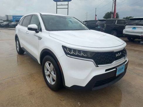 Used 2023 Kia Sorento LX FWD image 2