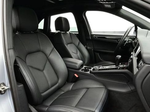 Certified 2025 Porsche Macan AWD/4WD image 17