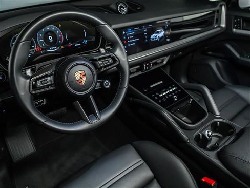 Used 2025 Porsche Cayenne AWD/4WD image 4
