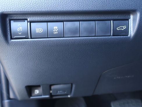 Used 2024 Toyota Venza LE image 18