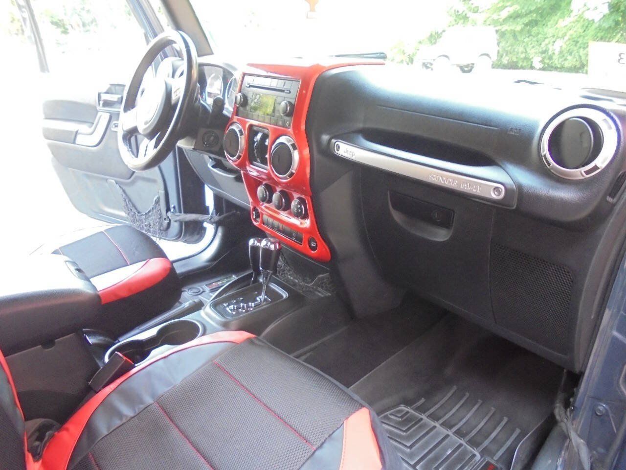 Used 2017 Jeep Wrangler Unlimited Sahara w/ Connectivity Group AWD/4WD image 12