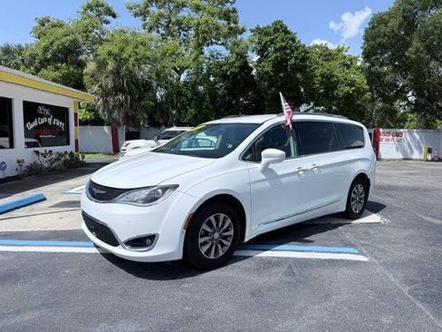 Used 2019 Chrysler Pacifica Touring-L Plus w/ Advanced Safetytec Group FWD image 8