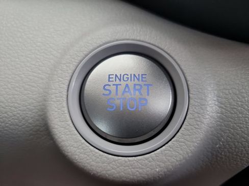 Used 2025 Hyundai Venue SEL FWD image 25
