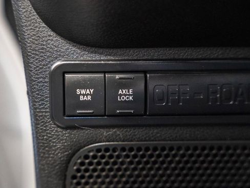 Used 2015 Jeep Wrangler Unlimited Rubicon w/ Connectivity Group image 33