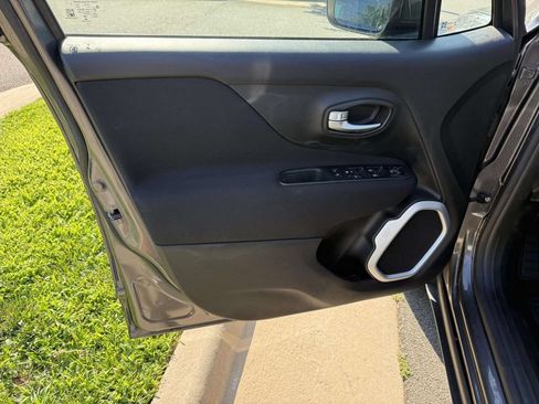 Used 2019 Jeep Renegade Latitude AWD/4WD image 32