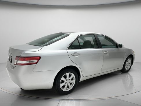 Used 2011 Toyota Camry LE w/ LE Extra-Value Pkg FWD image 5