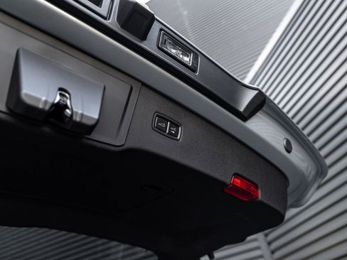 Certified 2025 Porsche Cayenne AWD/4WD image 30