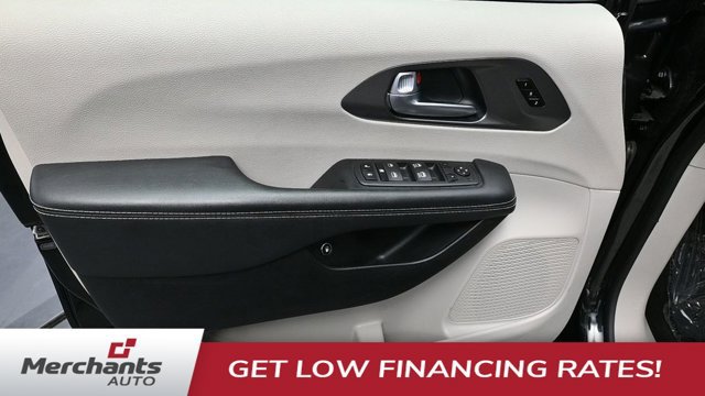 Used 2023 Chrysler Pacifica Touring-L FWD image 15