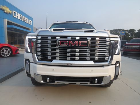 Used 2024 GMC Sierra 3500 Denali w/ Denali Reserve Package AWD/4WD image 8