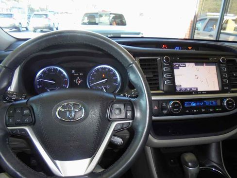 Used 2019 Toyota Highlander XLE image 6
