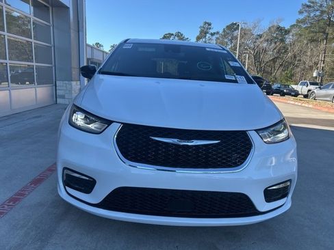 Used 2025 Chrysler Pacifica Select image 2