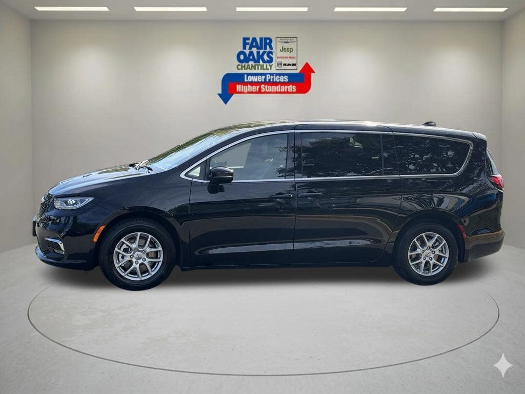Used 2025 Chrysler Pacifica Select FWD image 12
