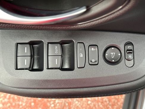 Used 2025 Honda HR-V LX image 12