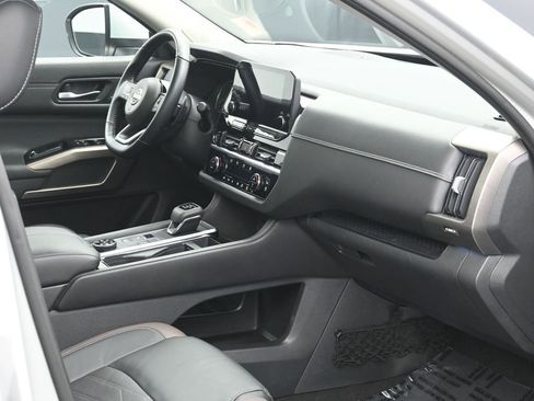 Used 2022 Nissan Pathfinder Platinum w/ Cargo Package image 6