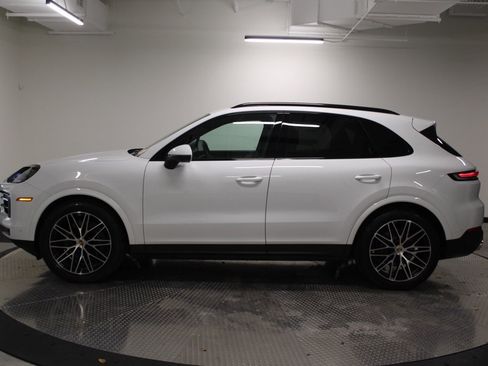 Certified 2025 Porsche Cayenne image 2