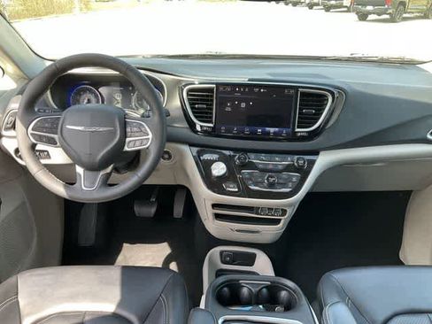 Used 2023 Chrysler Pacifica Touring-L image 18