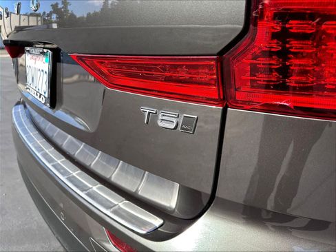 Used 2018 Volvo XC60 T5 Momentum w/ Convenience Package AWD/4WD image 11
