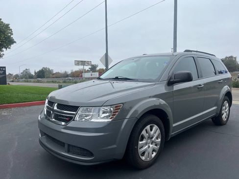 Used 2020 Dodge Journey SE image 2