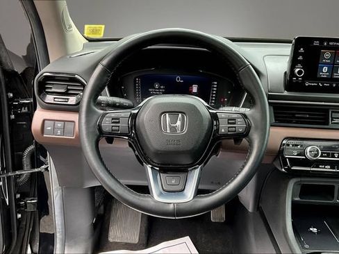 Used 2025 Honda Pilot Elite image 16