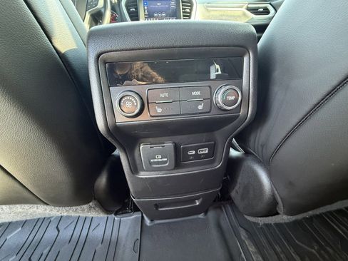 Used 2022 GMC Acadia SLT w/ Elevation Edition image 21