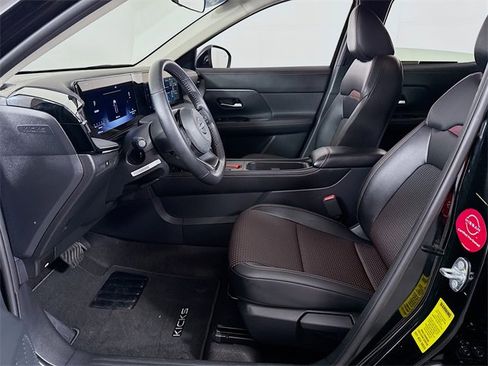 Certified 2025 Nissan Kicks SR image 6