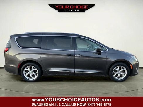 Used 2018 Chrysler Pacifica Touring-L Plus w/ Tire & Wheel Group image 6