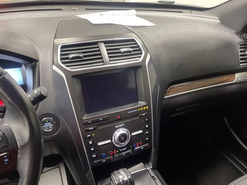 Used 2019 Ford Explorer Limited w/ Ford Safe & Smart Package image 30