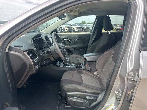 Used 2021 Jeep Cherokee Latitude AWD/4WD image 4