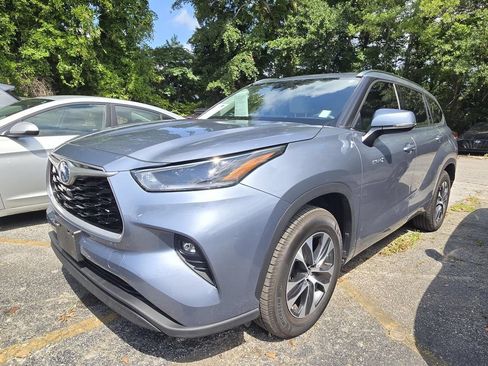 Used 2021 Toyota Highlander XLE FWD image 4