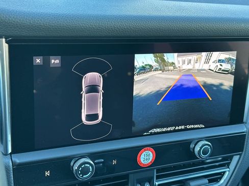 Certified 2025 Porsche Macan AWD/4WD image 22