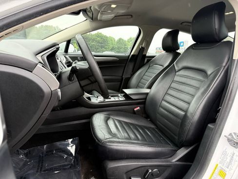 Used 2018 Ford Fusion SE w/ Equipment Group 602A FWD image 15