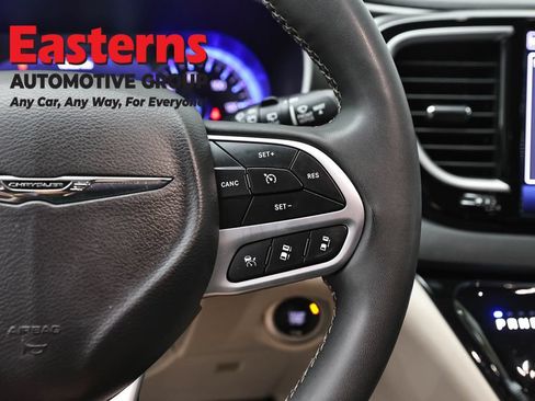Used 2024 Chrysler Pacifica Touring-L FWD image 16