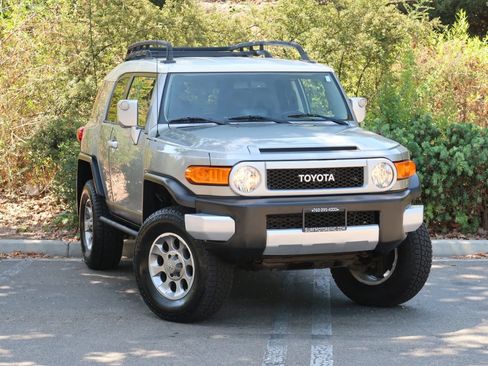 Used 2011 Toyota FJ Cruiser 4WD w/ Upgrade Pkg image 2