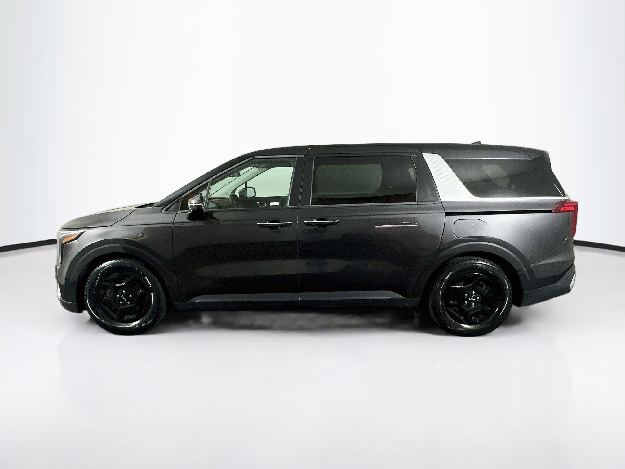 Used 2025 Kia Carnival FWD image 4