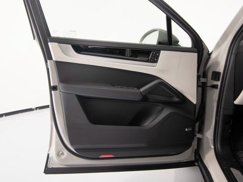 Certified 2026 Porsche Cayenne E-Hybrid Coupe AWD/4WD image 13