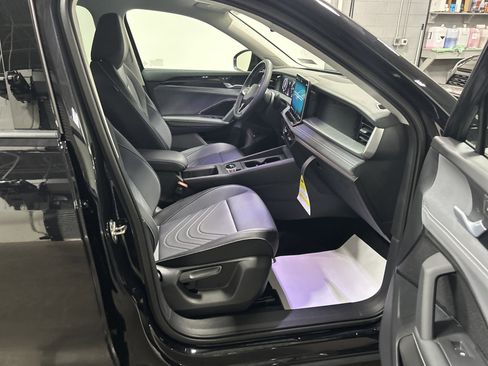 New 2025 Volkswagen Tiguan SE image 30