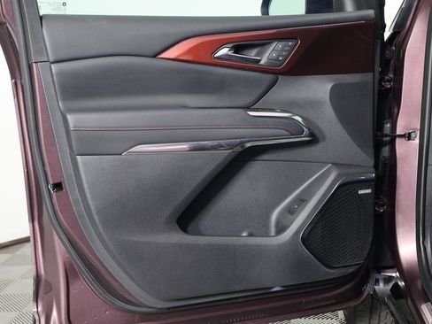 Used 2025 Chevrolet Traverse RS FWD image 13