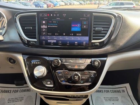 Used 2022 Chrysler Pacifica Touring-L FWD image 20
