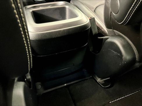 Used 2025 Chrysler Pacifica Select FWD image 10