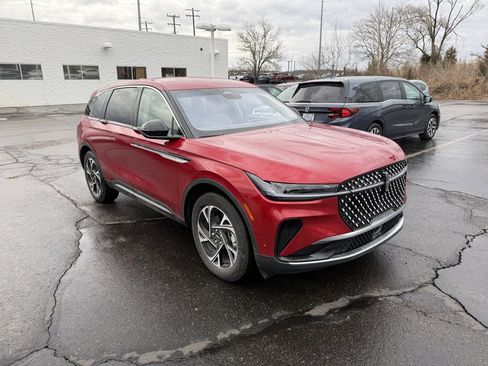 Used 2024 Lincoln Nautilus Premier image 4