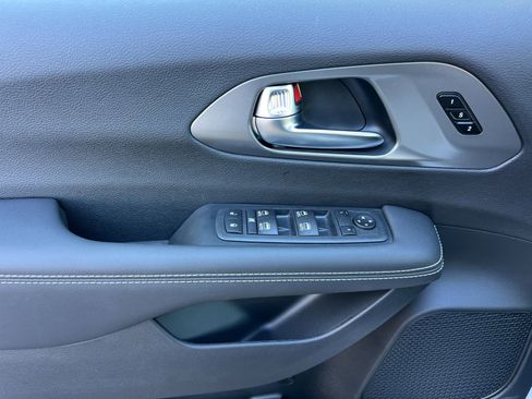 New 2026 Chrysler Pacifica Select image 11