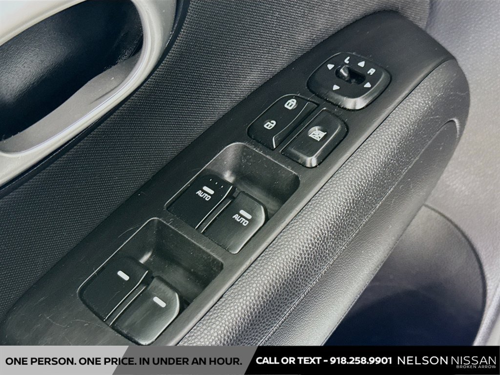 Used 2016 Kia Soul + FWD image 17