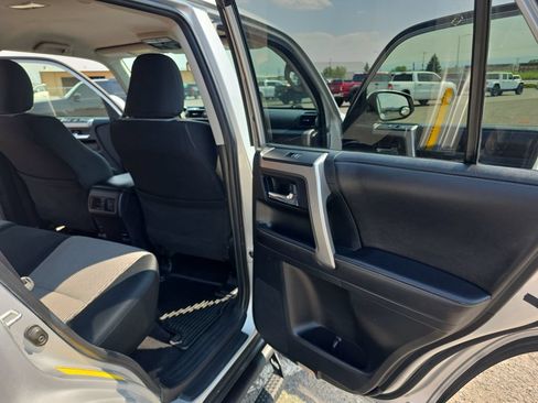 Used 2017 Toyota 4Runner SR5 AWD/4WD image 31