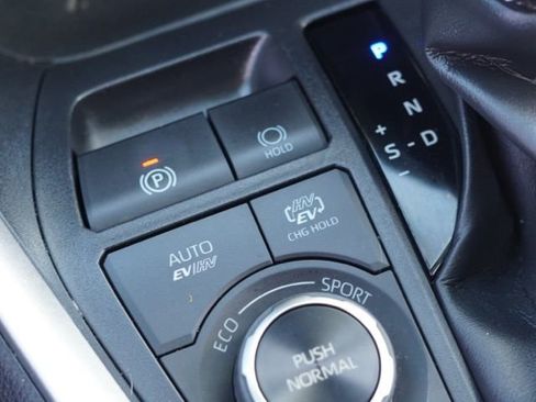 Used 2021 Toyota RAV4 SE w/ Weather & Moonroof Package AWD/4WD image 40