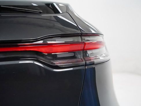 Certified 2025 Porsche Macan image 8