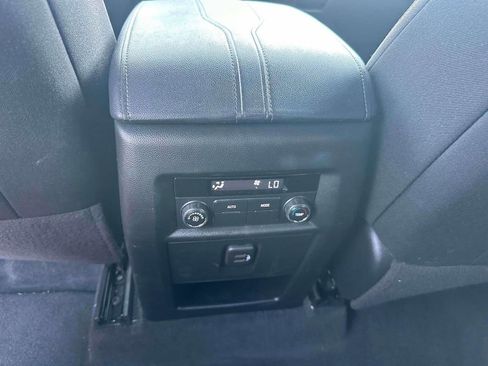Used 2023 Chevrolet Traverse LT FWD image 11