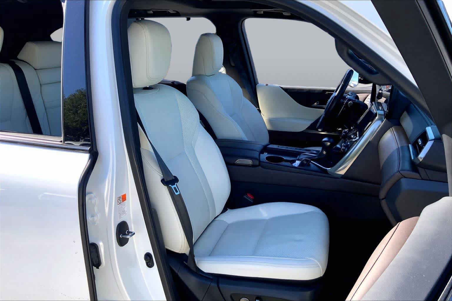 Used 2024 Lexus LX 600 4WD w/ Appearance Package image 8